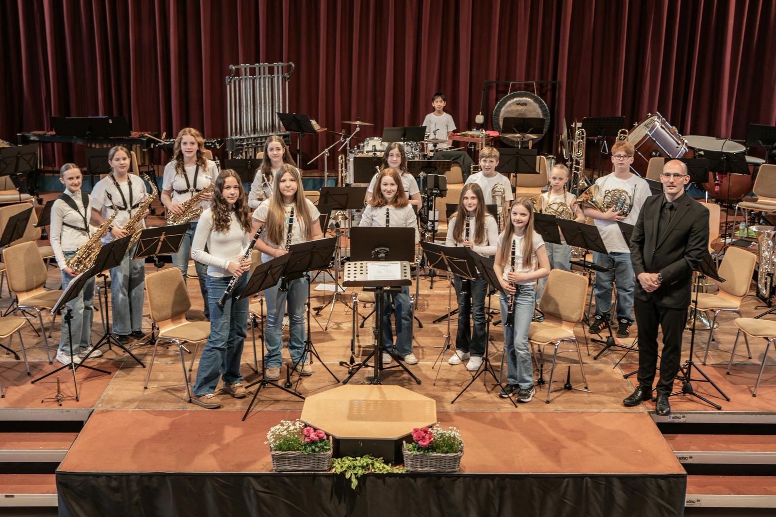 Jugendorchester des Musikvereins Wengerohr auf der Bühne